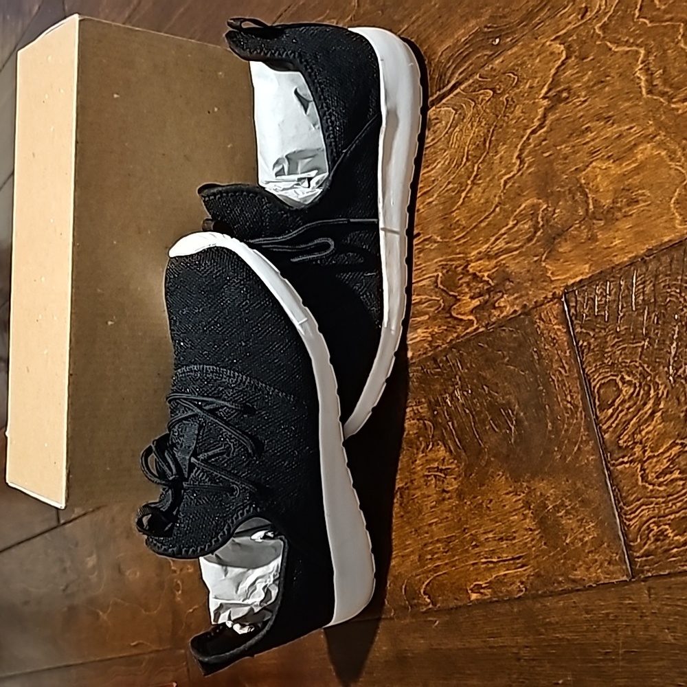 Very G Sz 10 Black Liliana Sneakers NWT in Box